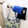 rouleau de papier toilette lavable bleu sur dévidoir alu