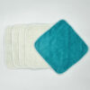 Lingette en bambou coloris bleu azur posée sur fond blanc