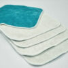 Lingette en bambou coloris bleu azur étalées sur fond blanc avec zoom sur la face absorbante