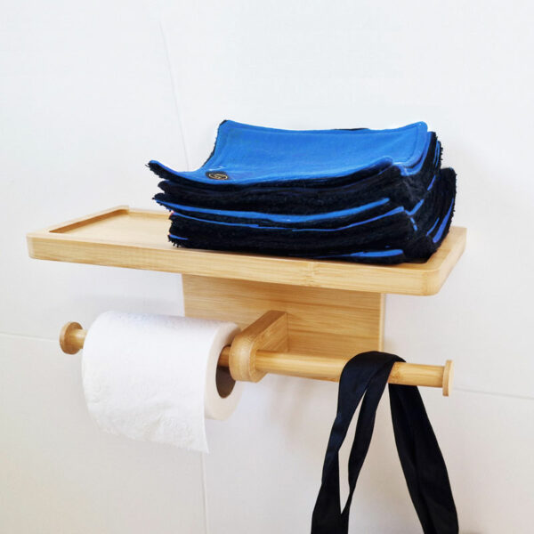 Présentation de papier toilette lavable bleu en forme rectangulaire sur porte papier toilette