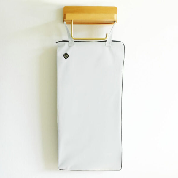 sac de stockage P'bag blanc de la marque Lafeuillet pour ranger le papier toilette lavable, suspendu sur mur blanc
