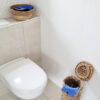 papier toilette en tissu rectangulaire sur panière en osier