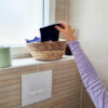 main qui saisit une feuille de papier toilette lavable