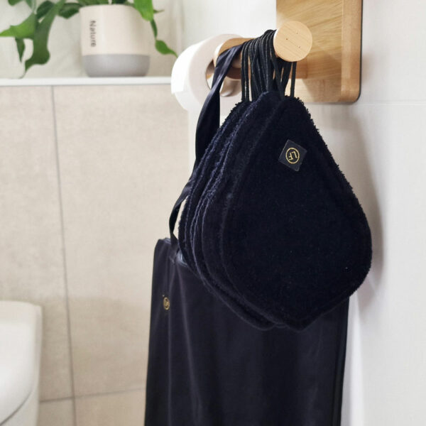 feuille de papier toilette lavable de la marque Lafeuille en coloris noir vue zoomée avec sac noir