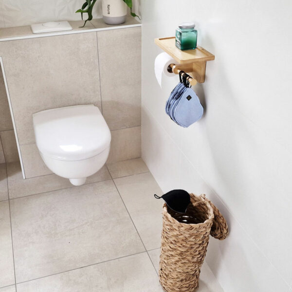 papier toilette lavable dans salle de bain avec WC et carrelage beige