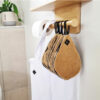 papier toilette lavable beige sur fond de sac blanc