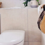 photo panoramique d'un WC avec des feuilles de papier toilette Lafeuille