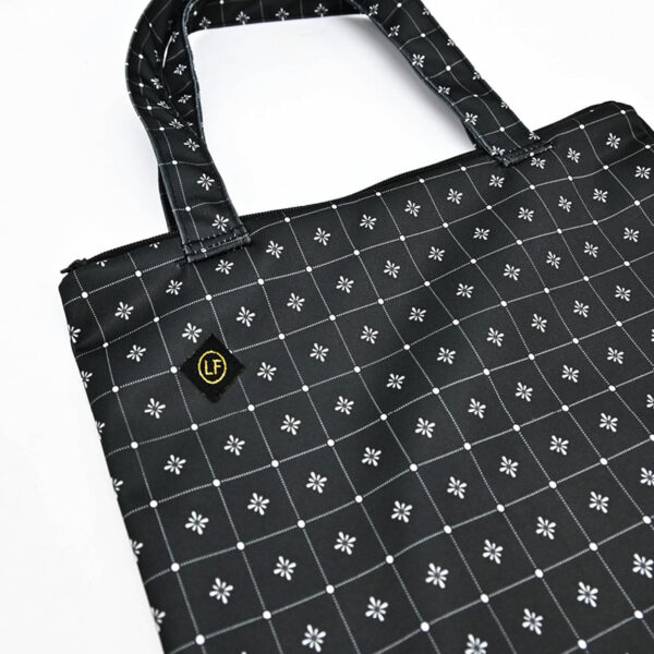 zoom tissu d'un sac de stockage P'bag noir aux motifs à carreaux de la marque Lafeuille