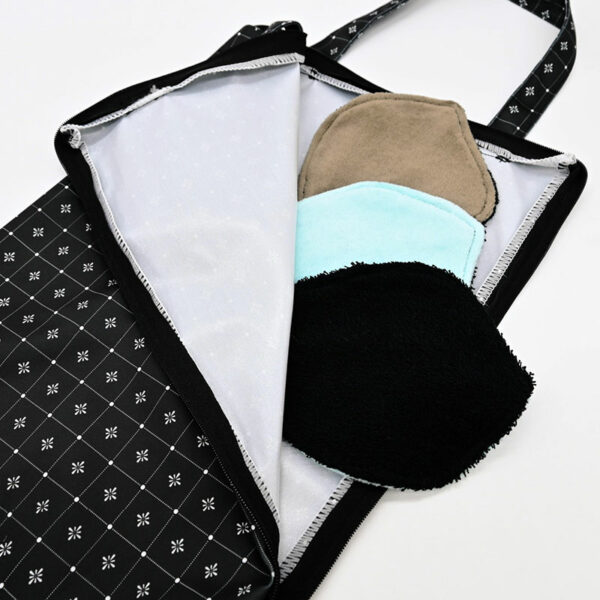 zoom d'un sac de stockage P'bag noir aux motifs à carreaux de la marque Lafeuille ouvert avec Feuilles de papier toilette lavable