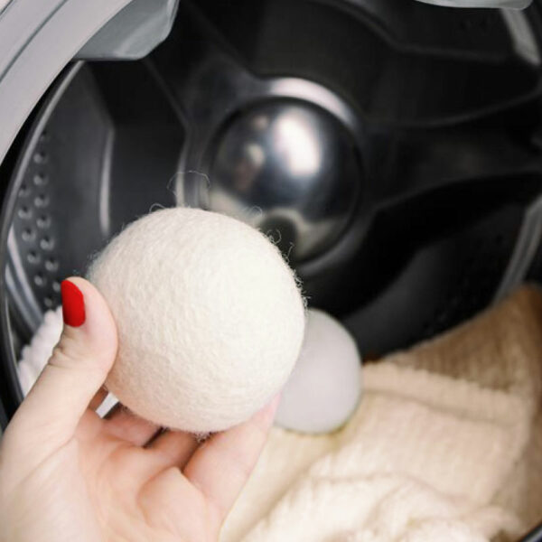 balles de séchages dans le tambour d'une machine à laver